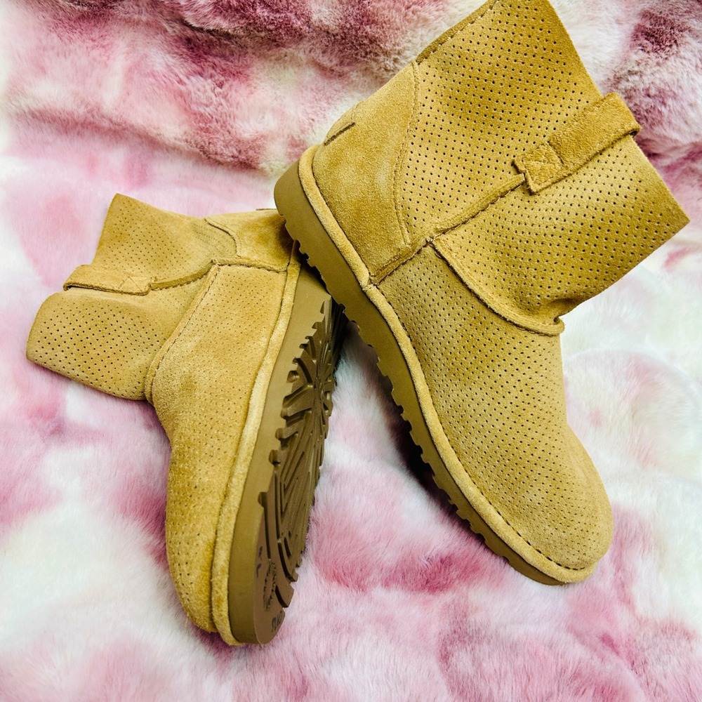UGG Classic Unlined Mini Perf Tan Suede Ankle Boots 1016852 Size 7 Womens - Picture 2 of 7